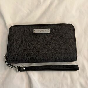 EUC Michael Kors Jet Set Large Signature Logo Smartphone Wallet